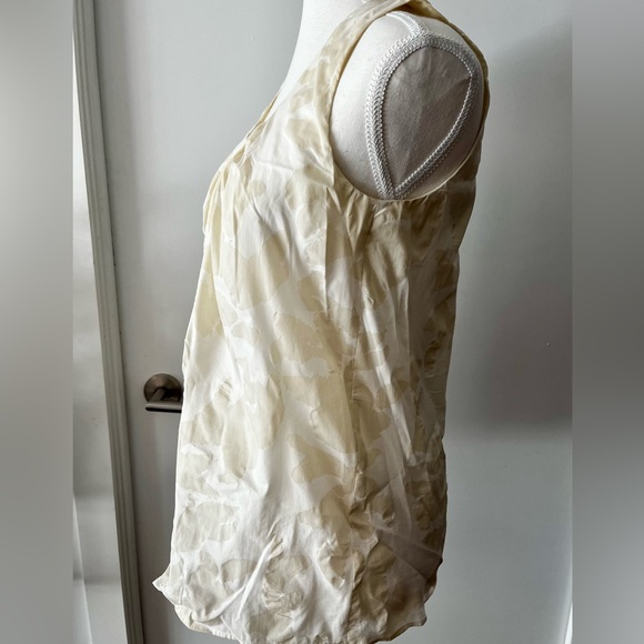 Slightly textured Hugo Boss shell. - Picture 3 of 5